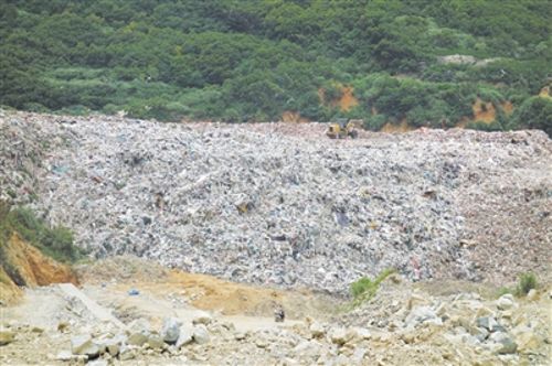 在東南沿海一地區(qū)，當?shù)睾椭苓叴罅康纳罾短於逊?，急需處理?中國環(huán)境報記者 張蕊 攝